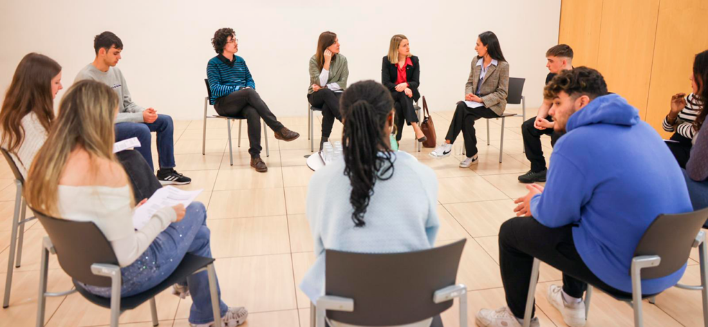 Un moment de la reunió que van mantenir les conselleres de Drets Socials i d’Inclusió i Recerca i Universitats de la Generalitat amb un grup de joves universitaris extutelats el febrer de 2025 a la seu de la Universitat Pompeu Fabra de Barcelona.