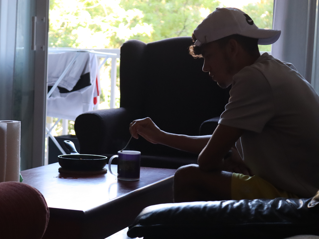 Un jove extutelat asssegut al sofà del seu pis.