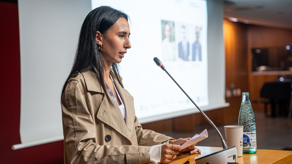 La dinamizadora del proyecto Entre Joves FEPA en Catalunya, Romaisa Krima, durante su discurso de bienvenida.