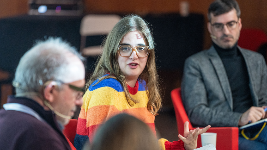 La presidenta del CJE, Andrea Henry, flanqueada por los directora de los Informes de Juventud 2020 y 2024, el politólogo Pablo Simón y el antropólogo Carles Feixa, respectivamente. Participaron en el espacio 'Ser joven hoy'.