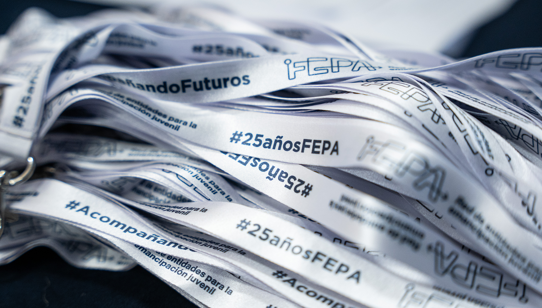 Imagen del lanyard de las acreditaciones en las que se lee '25 años FEPA'