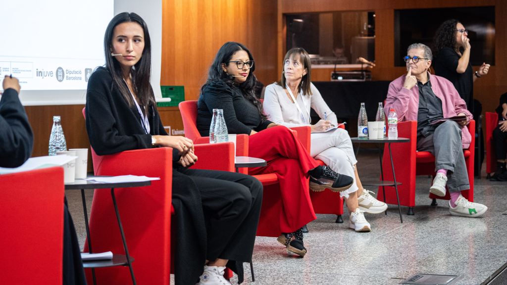En la mesa de retos políticos participaron la dinamizadora de Entre joves, Romaisa Krima, la directora general del Injuve, Margarita Guerrero; la DGAIA, Isabel Carrasco y el presidente de FEPA, Ferran Muñoz.