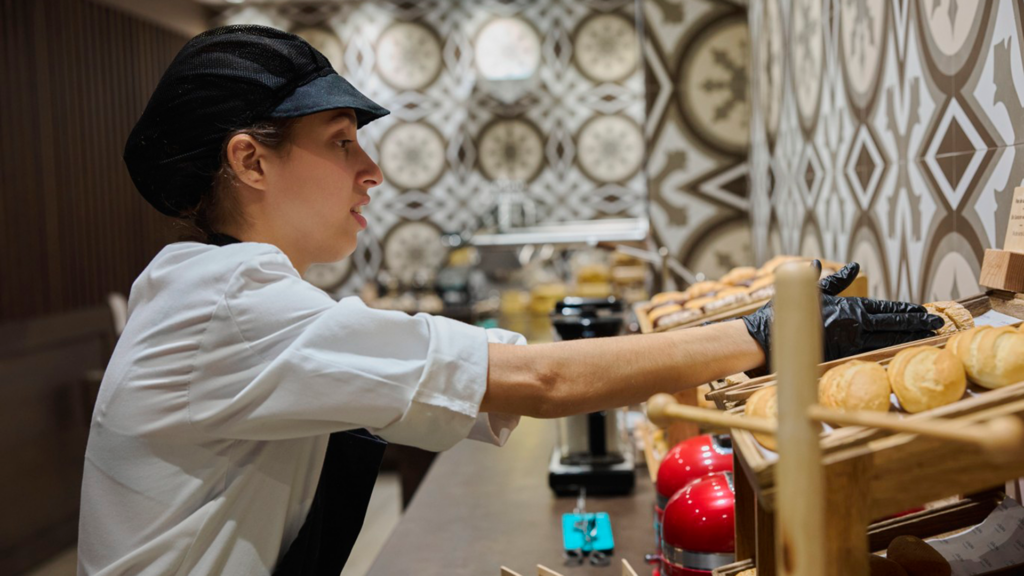 Una jove treballant en un forn